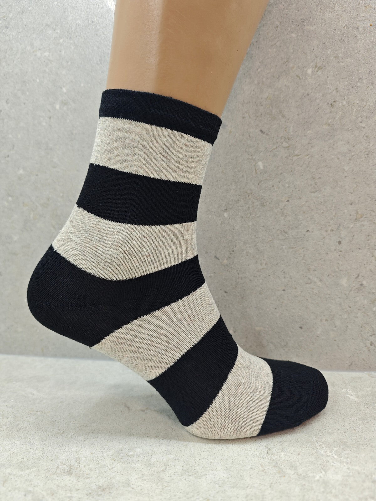 Set of 6 Pairs Women’s Socks with Bold Striped Design – Comfortable & Stylish