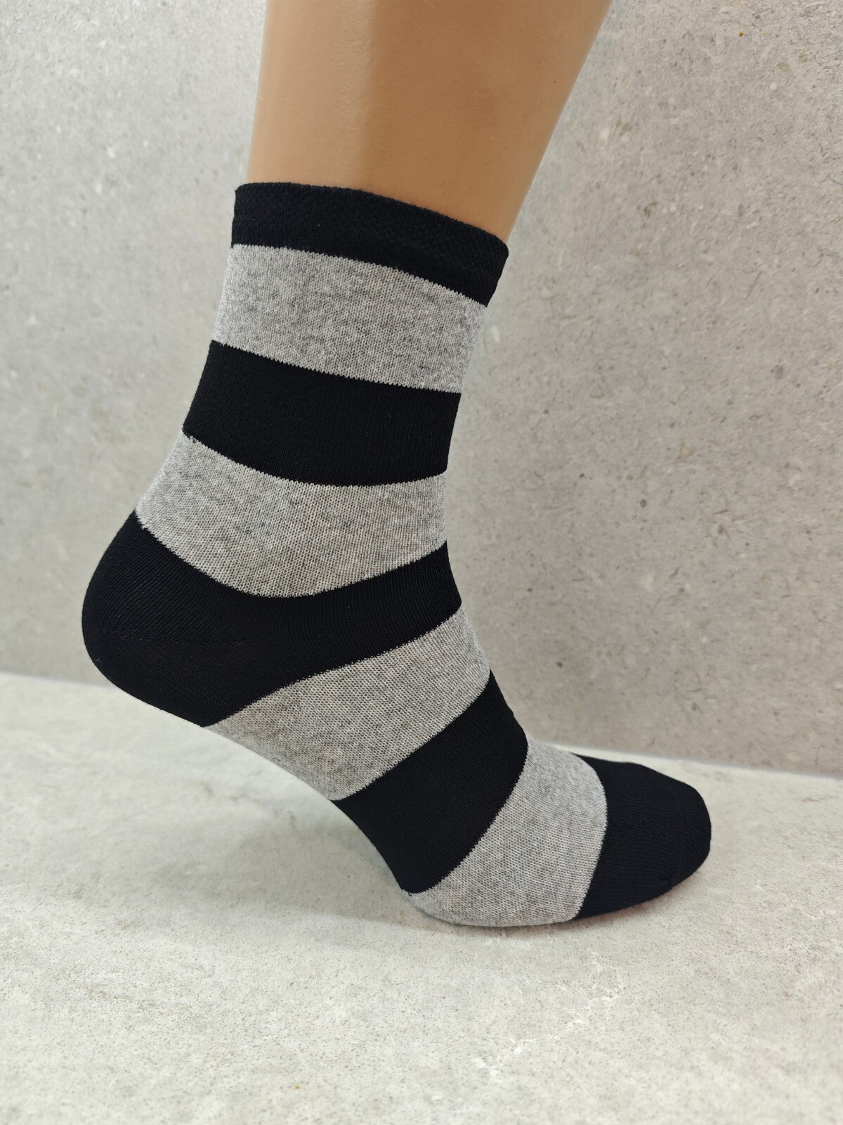 Set of 6 Pairs Women’s Socks with Bold Striped Design – Comfortable & Stylish