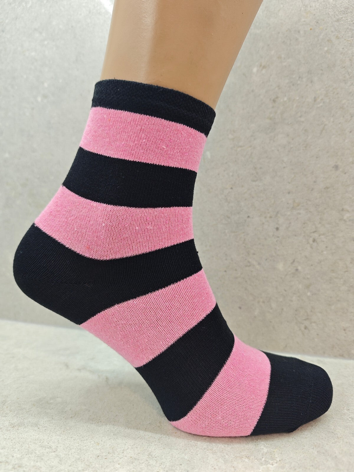 Set of 6 Pairs Women’s Socks with Bold Striped Design – Comfortable & Stylish
