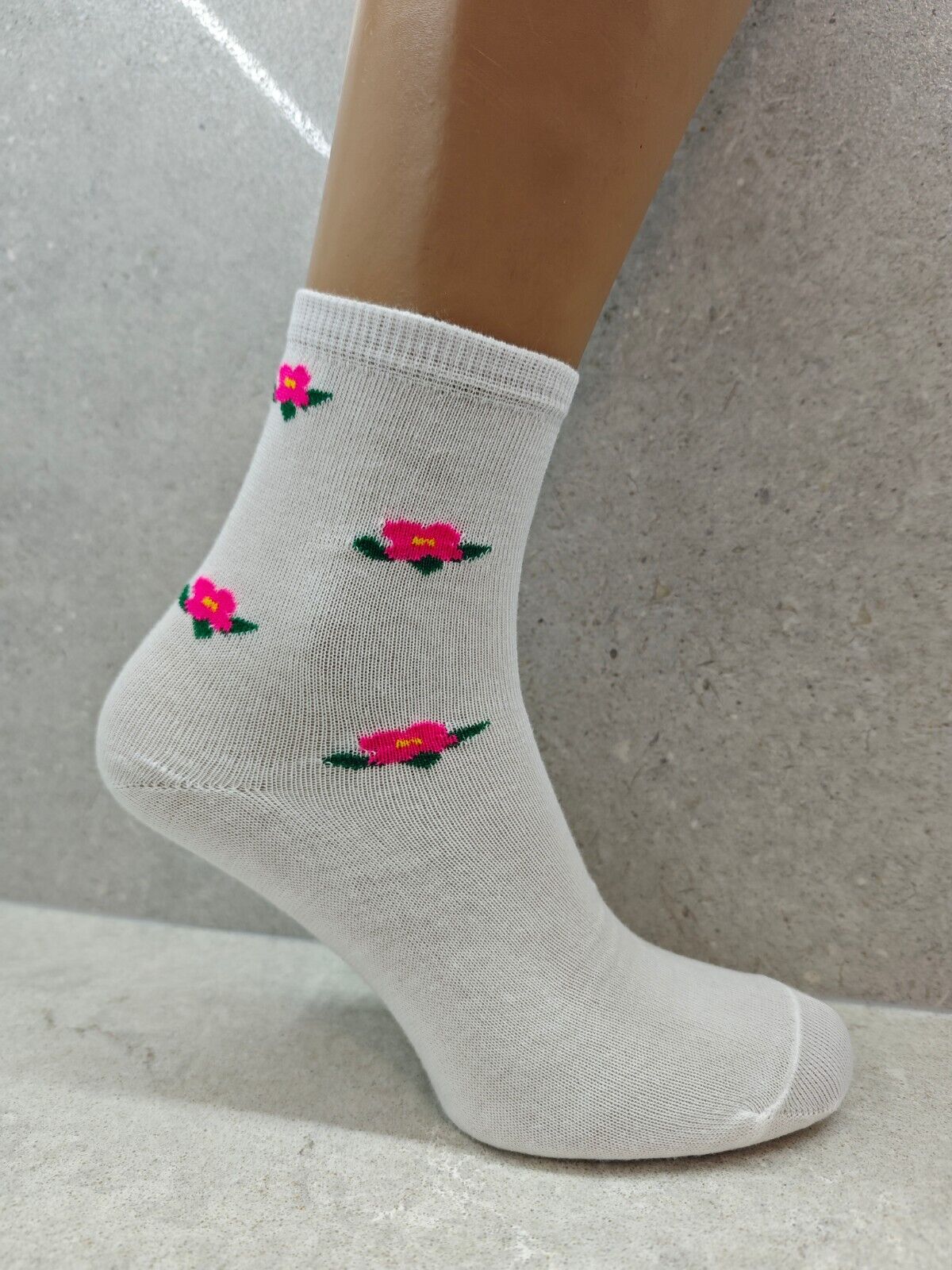 Set of 6 Pairs Women’s Socks with Delicate Floral Patterns – Stylish & Comfortab