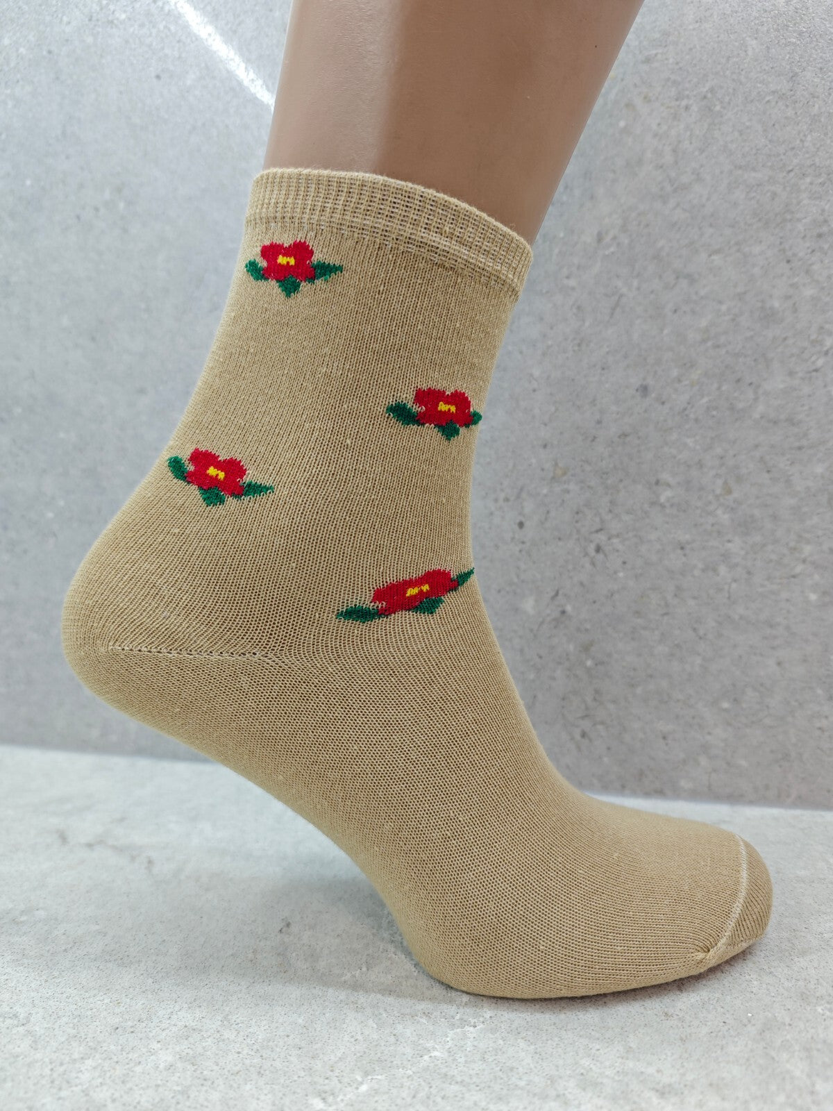Set of 6 Pairs Women’s Socks with Delicate Floral Patterns – Stylish & Comfortab