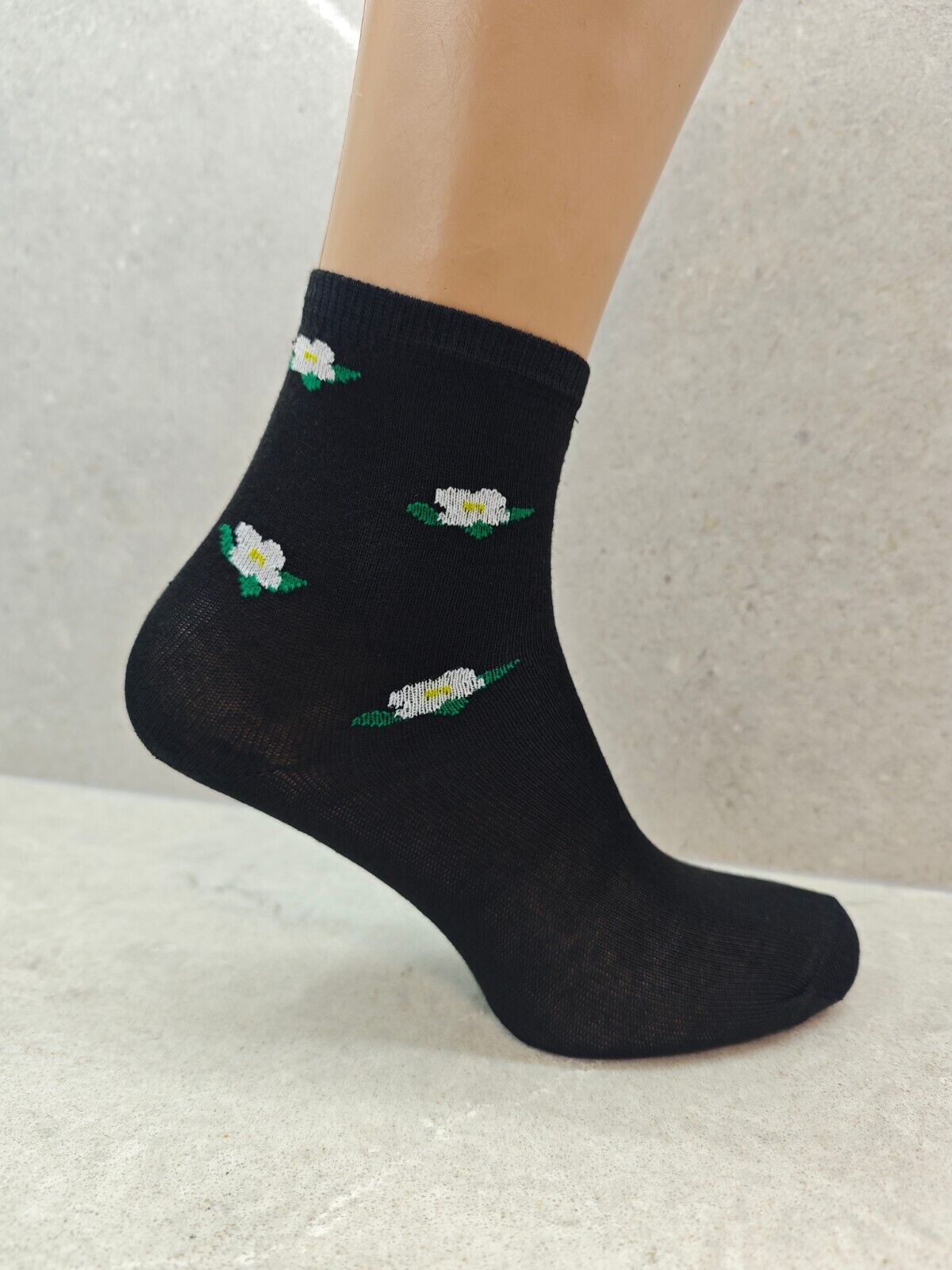 Set of 6 Pairs Women’s Socks with Delicate Floral Patterns – Stylish & Comfortab