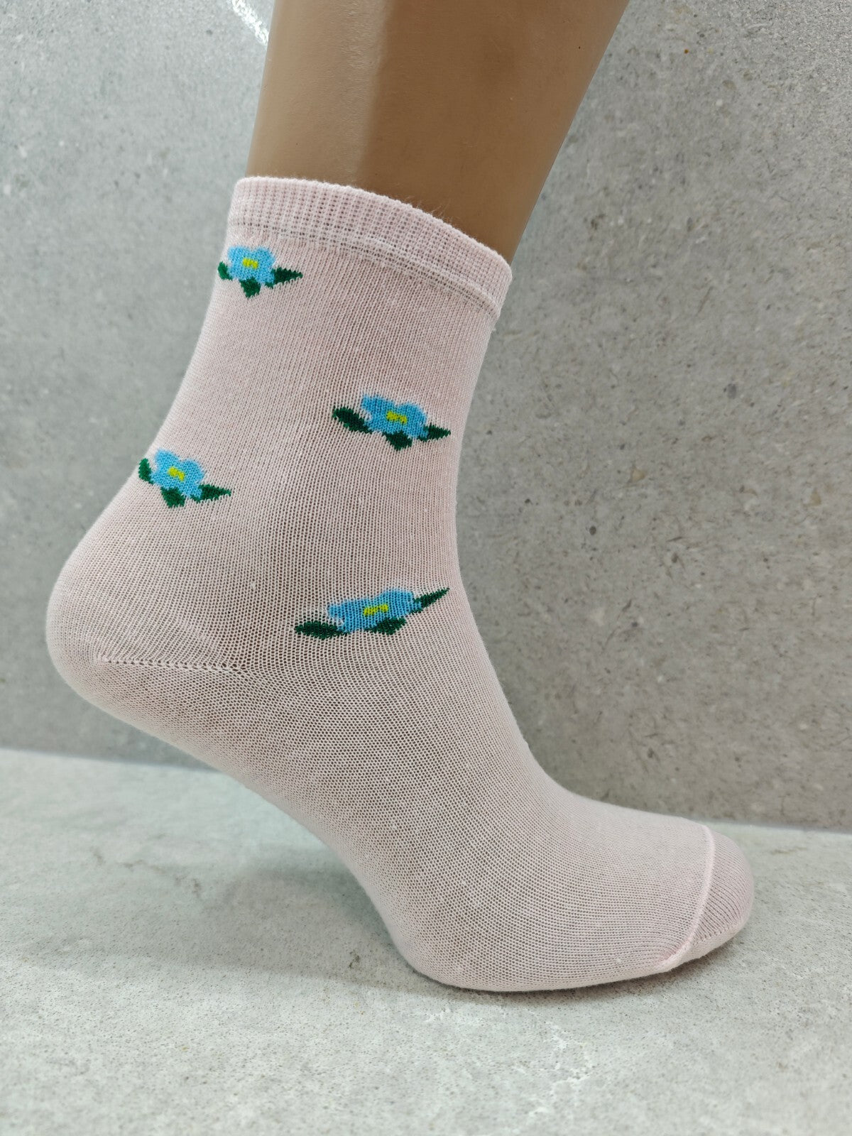 Set of 6 Pairs Women’s Socks with Delicate Floral Patterns – Stylish & Comfortab
